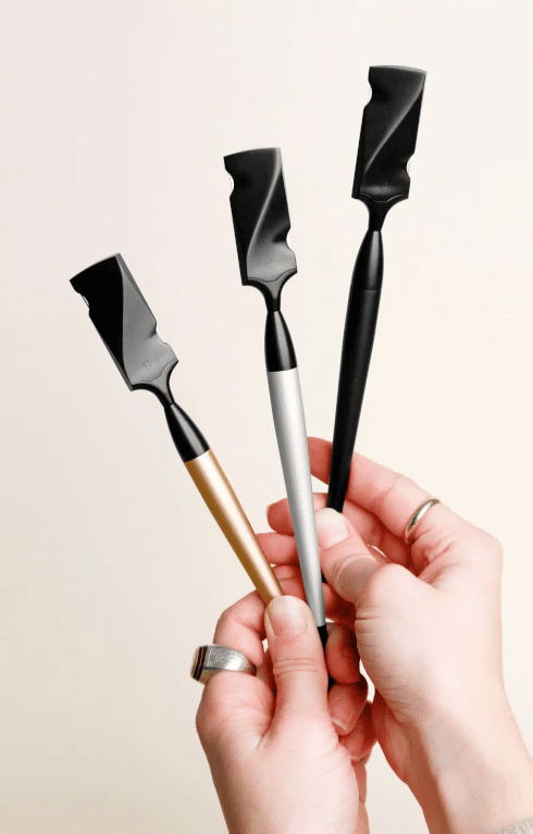 Calligraphy Cut ist der neuste Haarschneidetrend. Schneiden mit einem bestimmten Messer, dem „Calligraphen“.